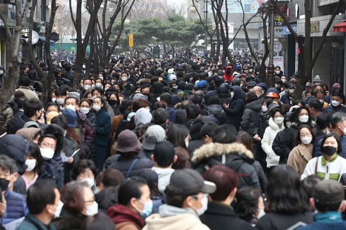 신종 코로나바이러스 감염증(코로나19) 확진자가 3.500명을 돌파한 1일 서울 양천구 행복한백화점에서 열린 마스크 긴급 노마진 판매행사에서 시민들이 마스크를 구입하기 위해 줄을 서 있다. 뉴스1