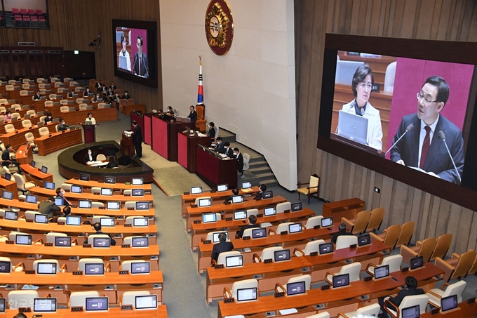 추미애 법무 장관이 2일 국회 본회의장에서 열린 정치·외교·통일·안보 분야 대정부질문에서 의원 질의에 답하고 있다. 오대근 기자