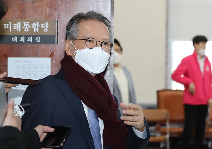 김형오 미래통합당 공천관리위원장이 2일 국회에서 열린 공천관리위원회 공천신청자 면접에 참석하며 기자들의 질문에 답하고 있다. 연합뉴스