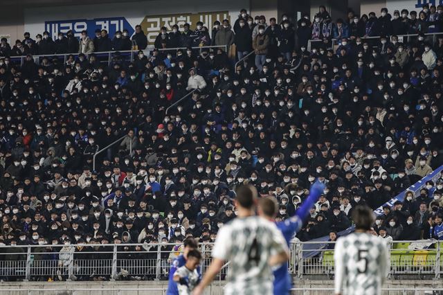 축구팬들이 지난 19일 수원월드컵경기장에서 열린 수원과 비셀 고베의 2020 AFC 챔피언스리그 조별리그 1차전에서 마스크를 쓴 채 경기를 관람하고 있다. 프로축구연맹 제공