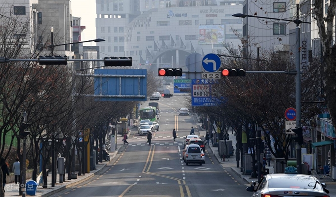 지난달 20일 서울 성동구 한양대 앞 거리가 한산한 모습을 보이고 있다. 한국일보 자료사진