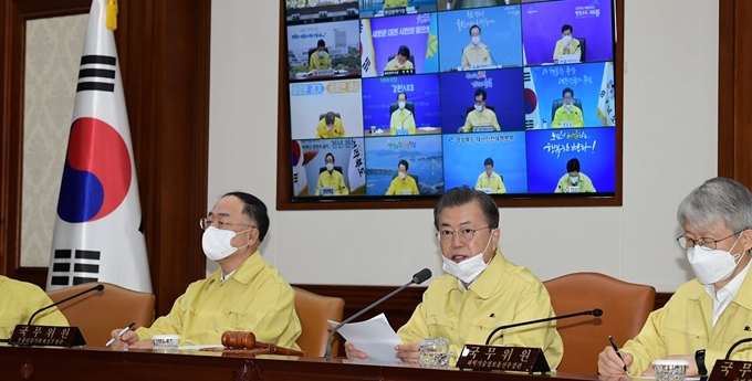 문재인 대통령이 3일 국무회의를 주재하고 있다.문 대통령 뒤로 국무회의에 참석한 각 시도지사의 영상이 보이고 있다. 왕태석 선임기자