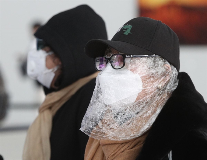 3일 오후 인천국제공항 1터미널이 얼굴을 가린 탑승객들이 출국장으로 향하고 있다. 신종 코로나바이러스 감염증(코로나19) 사태가 확산되면서 한국 방문자의 입국을 제한하는 국가.지역이 81개국까지 늘었다. 뉴스1