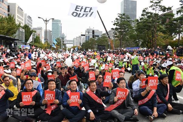 지난해 10월 23일 서울 여의도 국회 앞에서 열린 '타다 아웃! 상생과 혁신을 위한 택시대동제'에 참가한 서울개인택시운송사업조합 조합원들이 타다 퇴출을 촉구하는 구호를 외치고 있다. 오대근 기자