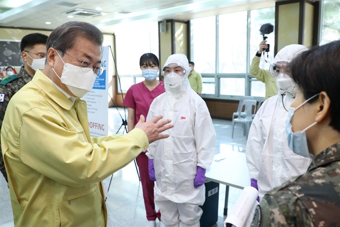 문재인 대통령이 2일 대전광역시 국군간호사관학교를 방문해 마스크를 착용하고 신임 소위 교육현장을 참관하고 있다. 대전=왕태석 선임기자