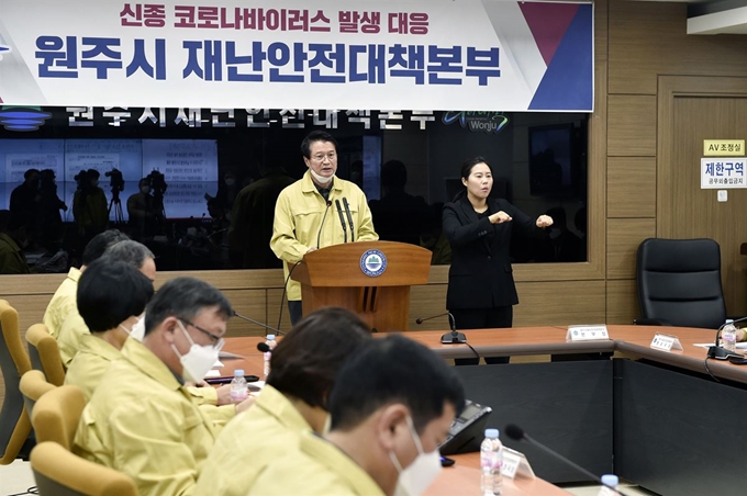 1일 강원 원주시에 신종 코로나바이러스 감염증(코로나19) 신규 확진 환자가 3명 발생한 가운데 원창묵 시장이 원주시청 재난안전대책본부에서 긴급 브리핑을 하고 있다. 원주지역엔 지난달 27일 이후 코로나19 확진자가 12명 발생, 지역사회 감염이 시작된 것 아니냐는 우려가 커지고 있다. 원주시 제공