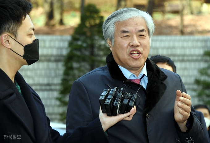 공직선거법 위반 혐의를 받는 전광훈 한국기독교총연합회 대표회장 목사가 지난달 24일 오전 서초구 서울중앙지법에서 열린 구속 전 피의자 심문(영장실질심사)에 출석하며 취재진의 질문에 답하고 있다. 고영권 기자