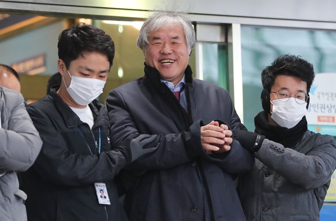 공직선거법 위반 혐의를 받고 있는 전광훈 목사(한국기독교총연합회 대표회장)가 4일 서울 종로경찰서에서 검찰로 송치되고 있다. 뉴스1