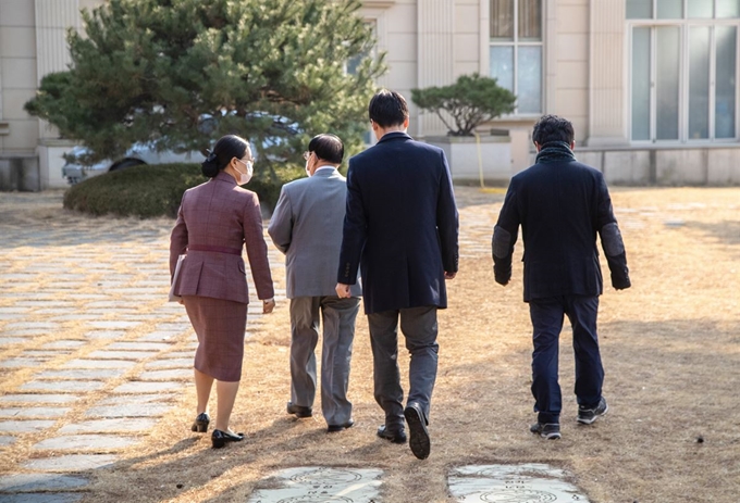 2일 경기 가평군 신천지예수교증거장막성전(신천지) '평화의 궁전'에서 이만희(왼쪽 두 번째) 총회장이 기자회견을 마친 후 연수원 건물로 향하고 있다. 연합뉴스