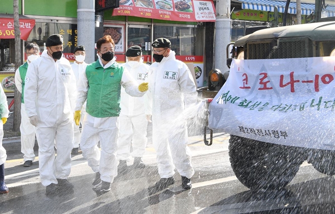 이철우 경북도지사와 군 관계자 등이 4일 경산역 앞에서 첫 경북도 일제방역의 날 행사의 일환으로 방역활동을 하고 있다. 경북도 제공