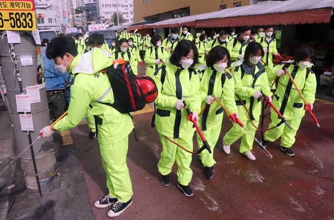 4일 부산 남구청 직원 방역단 100명이 신종 코로나바이러스 감염증(코로나19) 확산 차단을 위해 지역 전통시장과 주택가에서 소독 방역 활동을 벌이고 있다. 연합뉴스