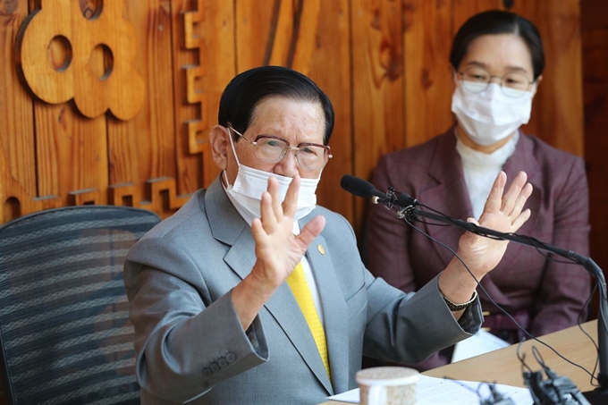 이만희 신천지예수교 증거장막성전 총회장이 지난 2일 경기 가평군 신천지 평화의 궁전에서 열린 코로나바이러스 감염증(코로나19) 사태 관련 기자회견을 하고 있다. 가평=고영권 기자