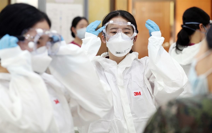 2일 대전 국군간호사관학교에서 신임 장교들이 신종 코로나바이러스 감염증(코로나19) 관련 교육을 받고 있다. 1일자로 소위로 임관한 이들 간호장교 75명은 3일 임관식 후 대구 지역에 투입된다. 연합뉴스