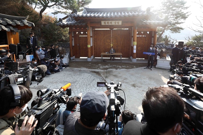 이만희 신천지 예수교 증거장막성전 총회장이 지난 2일 오후 경기 가평시 청평면 신천지 평화연수원에서 신종 코로나바이러스 감염증(코로나19) 관련 기자회견을 하고 있다. 고영권 기자