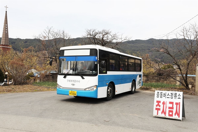 구례 산수유마을 초입 중동 정류소에 도착한 농어촌버스. 구례읍내에서 하루 13회 운행한다.