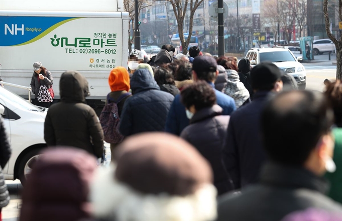 4일 서울 양천구 하나로마트 경서농협신정지점에서 마스크를 사려는 시민들이 줄을 서 있다. 연합뉴스