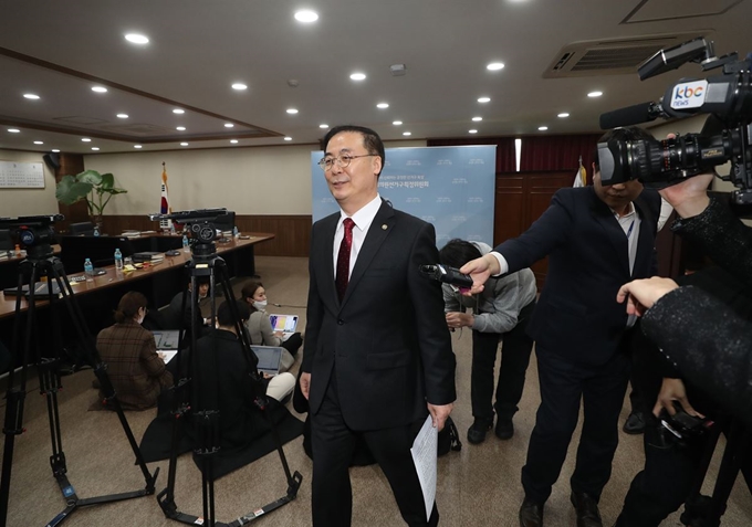 국회의원선거구획정위원회 김세환 위원장이 3일 중앙선관위 관악청사에서 제21대 국회의원선거 선거구획정안 국회 제출과 관련, 위원회의 입장 발표를 마치고 회의장을 나서고 있다. 연합뉴스