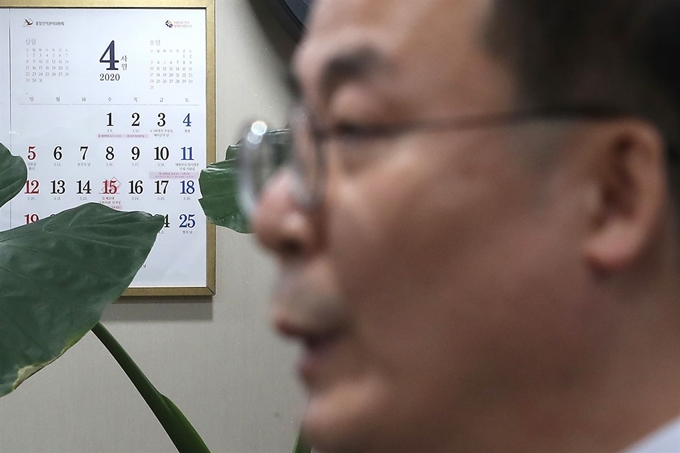 국회의원선거구획정위원회 김세환 위원장이 3일 중앙선관위 관악청사에서 제21대 국회의원선거 선거구획정안 국회 제출과 관련, 위원회의 입장문을 발표하고 있다. 연합뉴스