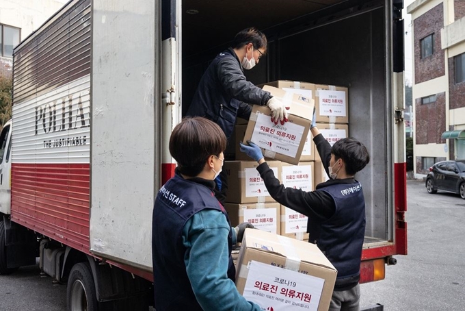 패션브랜드 ‘폴햄’이 대구∙경북지역 의료진에게 전달할 2억원 상당의 의류 물품을 차에 싣고 있다. 폴햄 제공