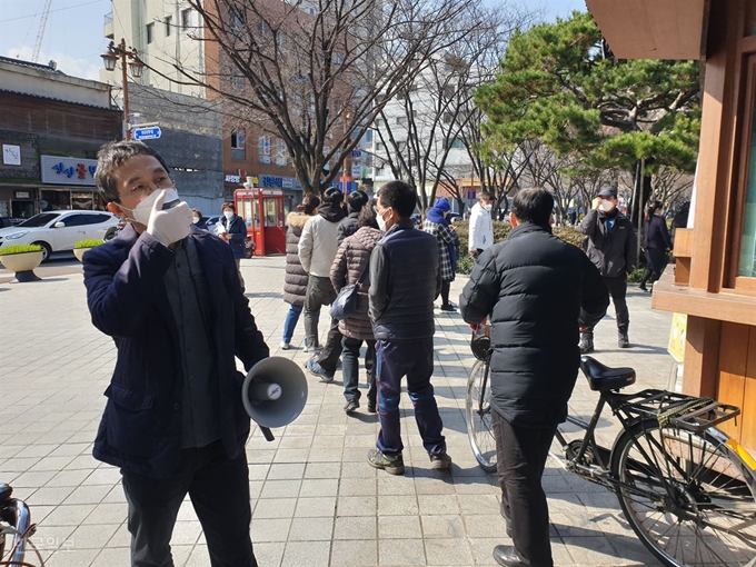 [저작권 한국일보]대구우체국 직원이 마스크를 구매하기 위해 줄을 선 시민들에게 "마스크를 한번 구매한 후 두 번 줄을 서서 중복 구매를 하지 말라"는 안내를 하고 있다. 김민규 기자 whitekmg@hankookilbo.com