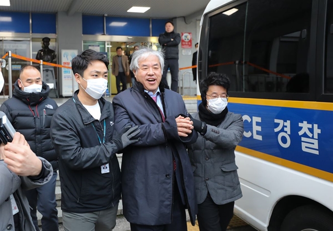 공직선거법 위반 혐의를 받고 있는 전광훈 목사(한국기독교총연합회 대표회장)가 4일 서울 종로경찰서에서 검찰로 송치되고 있다. 뉴스1