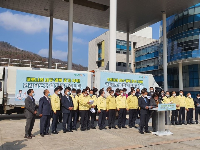 4일 오후 전남도청 만남의 광장에서 열린 코로나19 대구ㆍ경북 환자와 의료진 조기 극복 지원을 위한 사랑의 도시락 보내기 행사에서 황금영 전남사회단체연합회장과 조영애 전남여성단체협의회장이 공동으로 “전남이 힘껏 돕겠습니다“ 지원관련 담화문을 발표하고 있다.