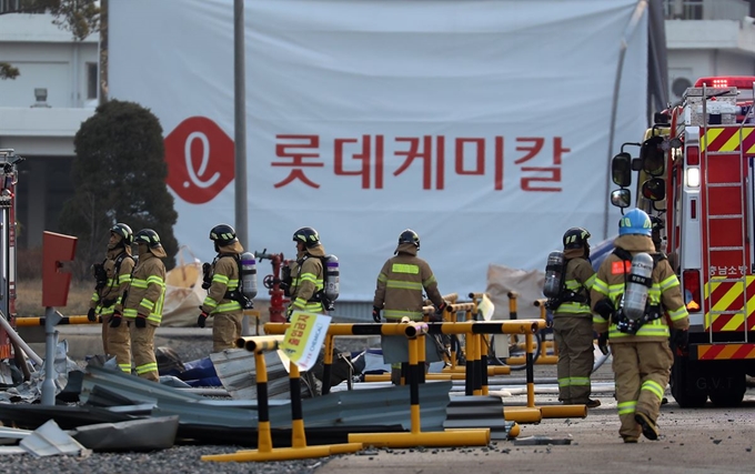 4일 오전 폭발사고가 발생한 충남 서산시 롯데케미칼 대산공장에서 소방대원이 분주히 움직이고 있다. 연합뉴스