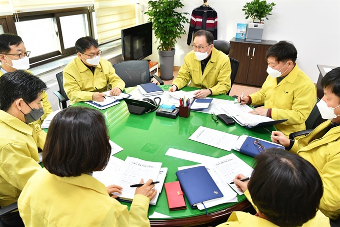 수원시는 신종 코로나바이러스 감염증이 확산될 경우 지역 경제에 영향을 줄 있는 만큼 태스크포스(TF)팀을 구성, 대응하기로 했다. 10일 오전 TF팀이 회의를 갖고 대응 방안을 논의 중이다. 수원시 제공