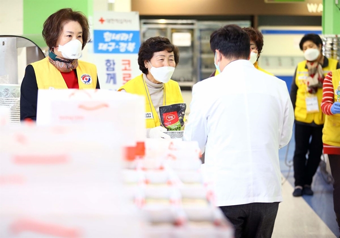 4일 대구시 중구 계명대학교 대구동산병원 의료진 식당에서 대한적십자사 봉사자들이 신종 코로나바이러스 감염증(코로나19) 확진자 치료로 연일 고생하는 의료진에게 삼계탕과 영양식 등을 전달하고 있다. 연합뉴스