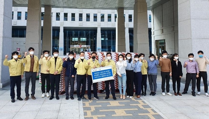 충남 논산시가 4일 경북도청에 딸기를 전달하고 있다. 논산시 제공