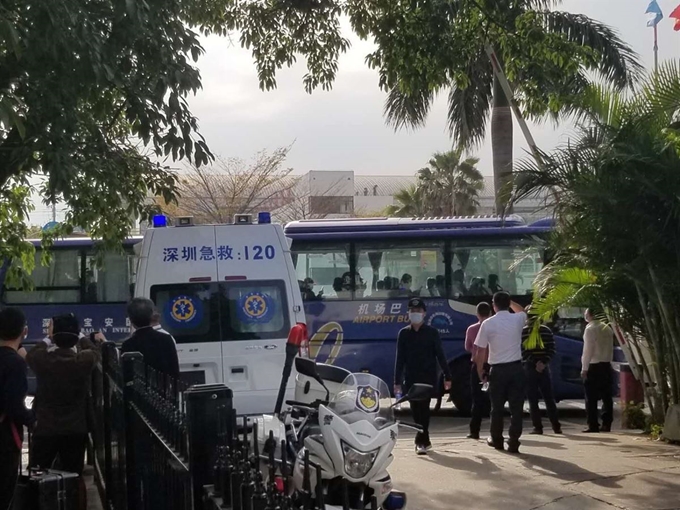 지난달 28일 인천을 출발해 중국 광둥성 선전시에 도착한 승객들이 핵산 검사를 받기 위해 버스를 타고 지정 격리시설로 이동하고 있다. 전원이 음성 판정을 받았지만 선전시는 대구ㆍ경북 주민번호를 가진 교민과 가족 등 24명에 대해 14일간 강제격리시켰다. 교민 제공