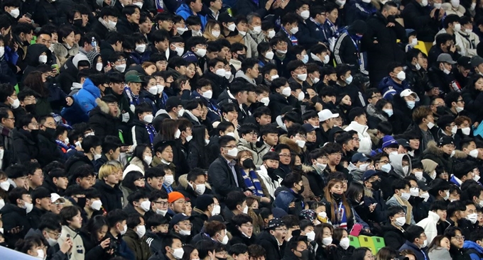 지난달 19일 수원월드컵경기장에서 열린 아시아축구연맹(AFC) 챔피언스리그(ACL) G조 조별리그 1차전 수원 삼성 블루윙즈와 비셀 고베의 경기를 찾은 관중들이 신종 코로나바이러스 감염증예방을 위해 마스크를 쓴 채 경기를 지켜보고 있다. 뉴스1