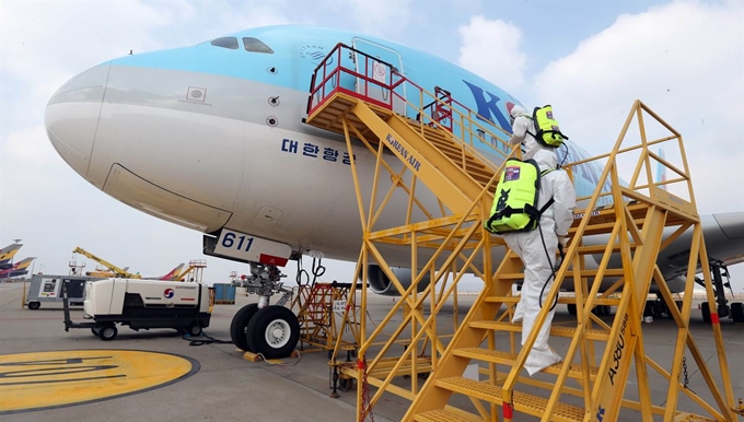 대한항공이 4일 오후 인천국제공항 항공정비소에서 여객기 객실에 대한 소독 작업을 했다. 전문 방역업체 직원들이 A-380 여객기 객실에 대한 소독 작업을 위해 항공기에 오르고 있다. 영종도=서재훈 기자