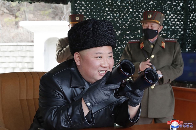 3일 북한 조선중앙통신은 김정은 북한 국무위원장이 전날 전선 장거리포병구분대의 화력타격훈련을 지도했다고 보도했다. 조선중앙통신 연합뉴스