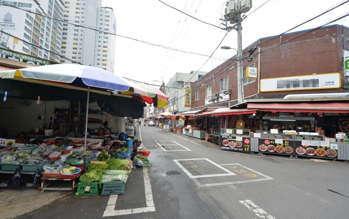 신종 코로나바이러스 감염증(코로나19) 확산 우려가 이어지고 있는 1일 오전 울산 중구 재래시장이 텅 비어 있다. 울산=뉴시스