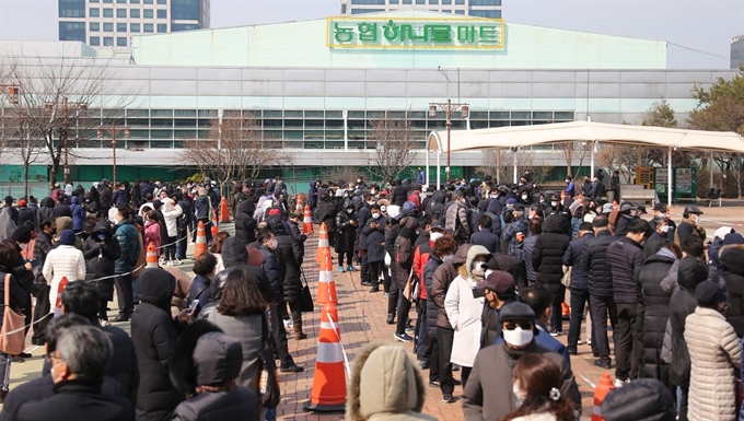 지난 4일 서울 서초구 양재동 하나로마트 양재점에서 마스크를 사려는 시민들이 길게 줄을 서 있다. 연합뉴스