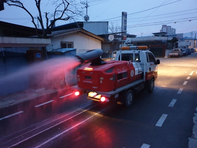 4일 오후 충북 보은군 보은읍내에서 신종 코로나 차단을 위한 방역 작업이 진행되고 있다. 보은군 제공