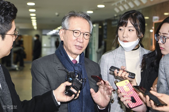 김형오 미래통합당 공천관리위원장이 최근 서울 국회 의원회관에서 공천에 대해 취재진의 질문에 답하고 있다. 이한호 기자(한국일보)