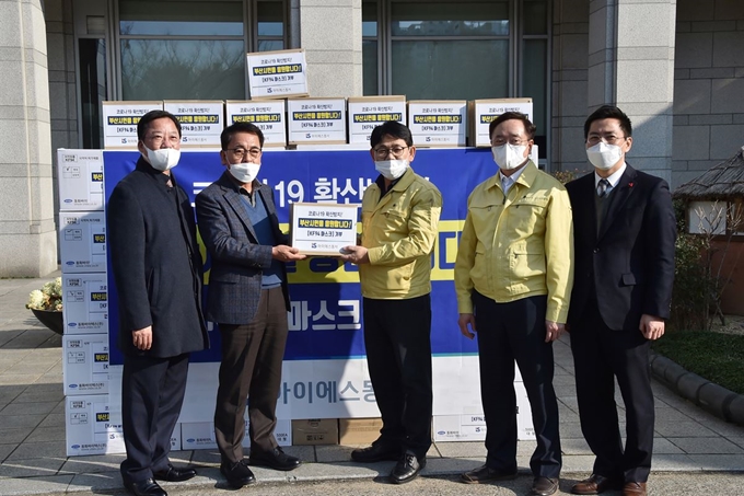 5일 오후 부산시청서 열린 코로나19 극복을 위한 아이에스동서의 마스크 기부 장면. 사진은 왼쪽부터 아이에스동서 박종곤 본부장, 윤포영 전무, 부산시 신제호 복지건강국장, 정태효 복지정책과장, 박은덕 부산사회복지공동모금회 사무처장.