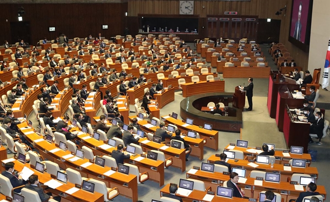 5일 국회 본회의가 열린 가운데 정세균 국무총리가 5일 오후 국회에서 열린 본회의에서 신종 코로나바이러스 감염증(코로나19) 추가경정예산안(추경)에 대한 시정연설을 하고 있다. 연합뉴스