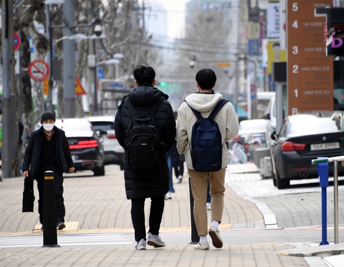 지난 4일 서울 강남구 대치동에서 학생들이 학원으로 발길을 옮기고 있다. 고영권 기자