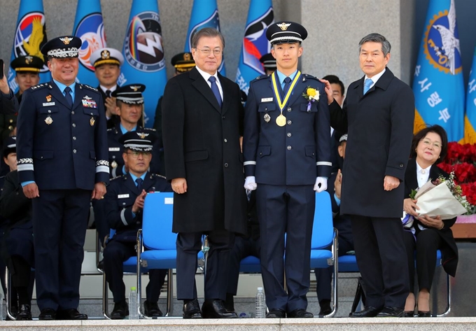 문재인 대통령이 4일 충북 청주시 공군사관학교에서 열린 제68기 졸업 및 임관식에 참석해 계급장을 수여하고 있다. 청주=청와대 사진기자단