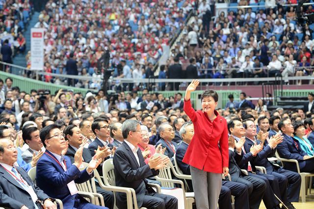 1박근혜 대통령이 2016년 8월 9일 오후 서울 잠실실내체육관에서 열린 새누리당 전당대회에 참석해 대의원들에게 손을 들어 인사를 하고 있다. 한국일보 자료사진