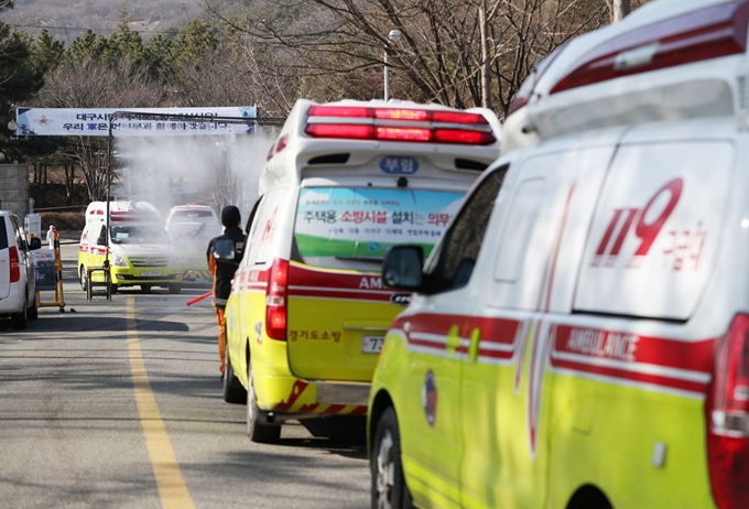 5일 오후 경북 경산시 하양읍 국군대구병원 정문에서 신종 코로나바이러스 감염증(코로나19) 확진자를 태운 119 앰뷸런스들이 줄지어 병원으로 들어가고 있다. 연합뉴스