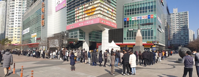 대구시민들이 대구 한 대형마트에서 마스크를 구입하기 줄을 서고 있다. 김민규 기자