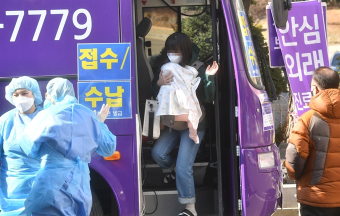 5일 오후 경기도 김포시 장기동 뉴고려병원에서 환자들이 코로나19 안심외래진료소를 이용하고 있다. [사진공동취재단] 연합뉴스