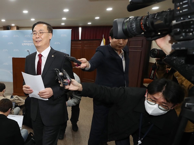 국회의원선거구획정위원회 김세환 위원장이 3일 중앙선관위 관악청사에서 제21대 국회의원선거 선거구획정안 국회 제출과 관련, 위원회의 입장 발표를 마치고 회의장을 나서고 있다. 연합뉴스