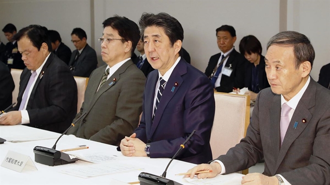 아베 신조(安倍晋三) 일본 총리가 5일 오후 도쿄 총리관저에서 열린 코로나19 대책본부 회의에서 발언하고 있다. 교도통신은 아베 총리가 이날 "중국·한국으로부터의 입국자에 대해 검역소장이 지정한 장소에서 2주간 대기하고 국내 대중교통을 사용하지 말 것을 요청한다"고 말했다고 전했다. 도쿄=교도 연합뉴스