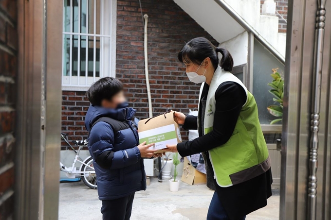 굿네이버스 대구경북본부 직원이 위생 키트와 생필품 키트를 복지사각지대 가정에 전달하고 있다. 굿네이버스제공