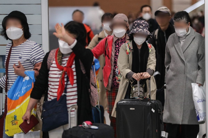 2월 16일 일본인 여행객들이 마스크를 쓴 채 인천국제공항 제2터미널을 통해 입국하고 있다. 뉴스1